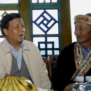 劉雲(yún)山同志照片集            2010年7月17日，劉雲(yún)山在西藏自治區(qū)林芝縣魯朗鎮(zhèn)與平措一家親切交談。