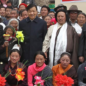 劉雲(yún)山同志照片集            2011年4月14日，劉雲(yún)山在青海省玉樹縣結(jié)古鎮(zhèn)考察災(zāi)后重建項(xiàng)目后與災(zāi)區(qū)群眾合影。