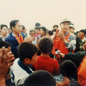 張德江同志照片集            1998年8月20日，時(shí)任吉林省委書記張德江在賚縣道保鎮(zhèn)太平村指揮大洪水救災(zāi)工作。