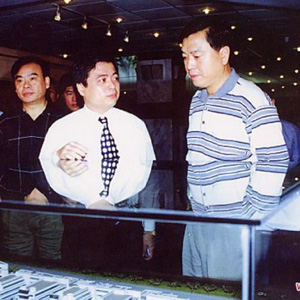 張德江同志照片集            1998年10月24日，時(shí)任浙江省委書記的張德江在浙江省一家私人企業(yè)考察。
