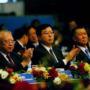 張德江同志照片集            2004年6月2日，時(shí)任中央政治局委員、廣東省委書記的張德江參加泛珠三角（泛珠）區(qū)域合作與發(fā)展論壇。