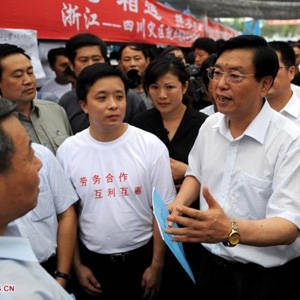 張德江同志照片集            2008年6月29日，中共中央政治局委員、國(guó)務(wù)院副總理張德江在都江堰考察對(duì)口支援省市就業(yè)援助情況。