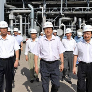 張德江同志照片集            2008年9月2日，中共中央政治局委員、國(guó)務(wù)院副總理張德江在燕山石化公司考察生產(chǎn)與管理工作。