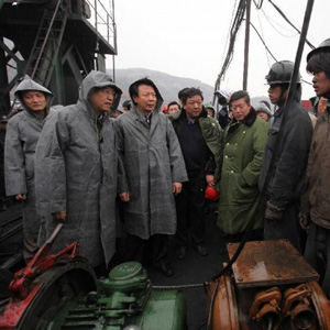 張德江同志照片集            2010年3月29日，中共中央政治局委員、國(guó)務(wù)院副總理張德江指導(dǎo)王家?guī)X煤礦透水事故的救援工作。