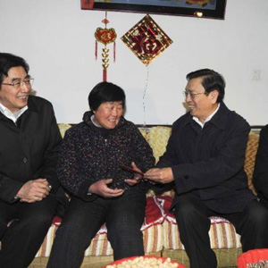 張德江同志照片集            2012年1月18日，中共中央政治局委員、國(guó)務(wù)院副總理張德江在調(diào)研城市和農(nóng)村社會(huì)養(yǎng)老保險(xiǎn)制度時(shí)，訪問(wèn)北京市民。