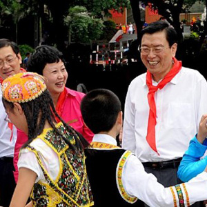 張德江同志照片集            2012年5月30日，中共中央政治局委員、國(guó)務(wù)院副總理、重慶市委書記張德江看望重慶少年兒童並祝他們節(jié)日快樂。