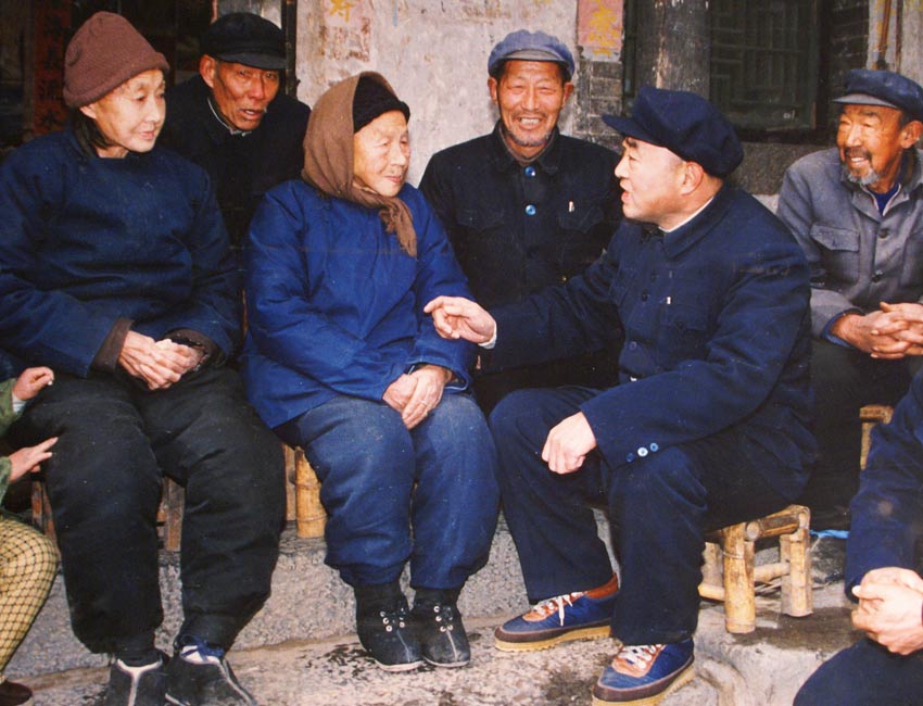 向山區的老人噓寒問暖