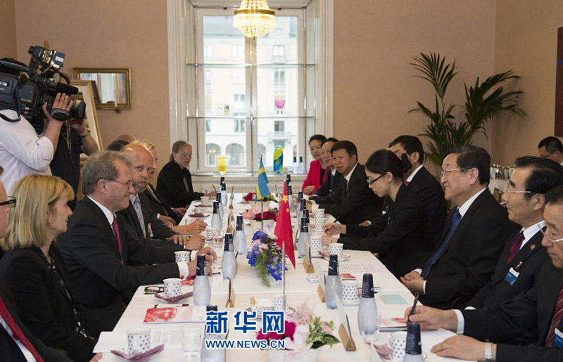 應(yīng)瑞典議會(huì)邀請(qǐng)，全國(guó)政協(xié)主席俞正聲6月1日至4日對(duì)瑞典進(jìn)行正式友好訪問。這是6月3日，俞正聲在斯德哥爾摩與瑞典議長(zhǎng)韋斯特貝裡舉行會(huì)談。新華社記者 李學(xué)仁 攝