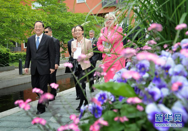 6月4日，全國政協(xié)主席俞正聲在瑞典斯德哥爾摩參觀哈馬碧生態(tài)城。 新華社記者 李學(xué)仁 攝