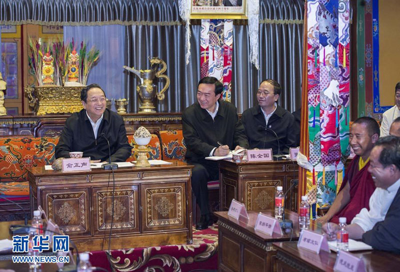 8月1日至6日，中共中央政治局常委、全國政協(xié)主席俞正聲在西藏調(diào)研。這是8月3日，俞正聲在大昭寺與駐寺干部和僧人代表座談。 新華社記者王曄攝