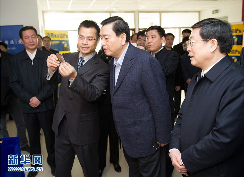 2月21日至22日，中共中央政治局常委、國務院副總理張德江在天津專題調研中小企業。這是2月22日，張德江在天津明道慧石科技有限公司，視察視覺光環保產品研發情況。 新華社記者黃敬文攝