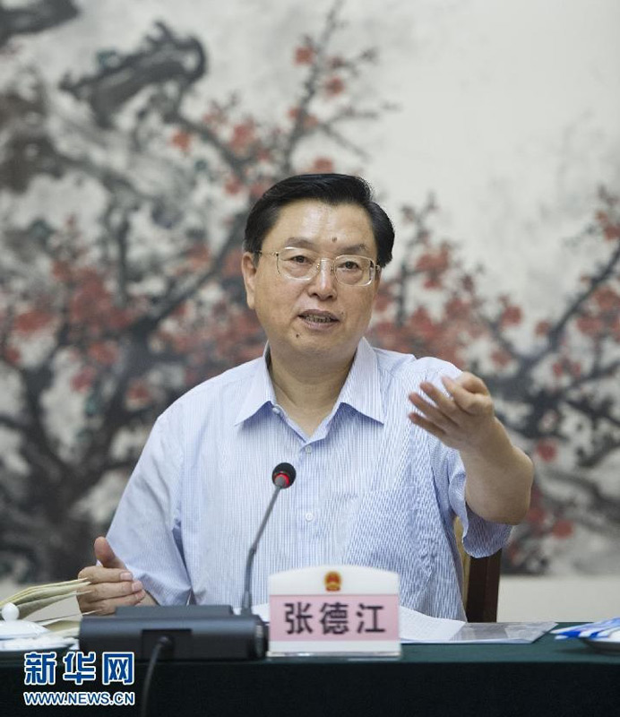 5月30日至6月1日，中共中央政治局常委、全國人大常委會(huì)委員長張德江先后到廣東珠海、廣州、深圳等地，就加強(qiáng)立法工作進(jìn)行調(diào)研。這是5月31日，張德江在廣州主持召開加強(qiáng)立法工作座談會(huì)。 新華社記者黃敬文攝