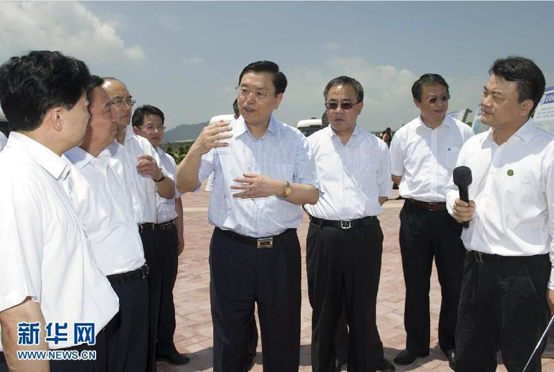 5月30日至6月1日，中共中央政治局常委、全國人大常委會委員長張德江先后到廣東珠海、廣州、深圳等地，就加強立法工作進行調研。這是6月1日，張德江在深圳前海合作區(qū)了解規(guī)劃和建設情況。 新華社記者黃敬文攝