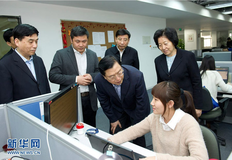 2月21日至22日，中共中央政治局常委、國務(wù)院副總理張德江在天津?qū)ｎ}調(diào)研中小企業(yè)。這是2月21日，張德江在天津海量信息技術(shù)有限公司，視察互聯(lián)網(wǎng)在線中文智能計算技術(shù)研發(fā)情況。 新華社記者黃敬文攝