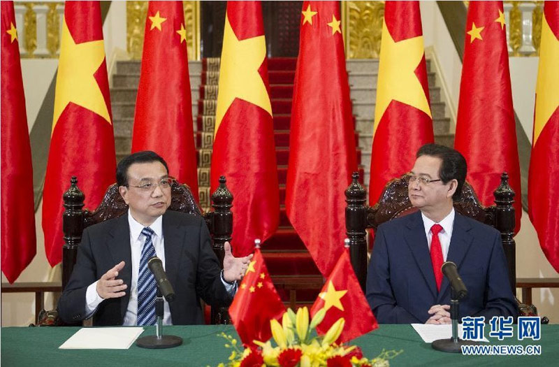 10月13日，國務(wù)院總理李克強(qiáng)在河內(nèi)同越南總理阮晉勇舉行會(huì)談后共同會(huì)見記者。 新華社記者 黃敬文 攝