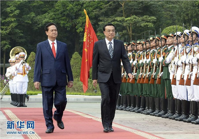 10月13日，國務院總理李克強在河內越南總理府同越南總理阮晉勇舉行會談。這是會談前，李克強出席阮晉勇在越南主席府廣場為他舉行的隆重的歡迎儀式。新華社記者 劉建生 攝