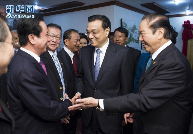 10月12日，中國國務院總理李克強在曼谷泰國中華總商會出席泰華各界舉行的歡迎宴會並講話。這是李克強在宴會前與泰華各界負責人親切握手。新華社記者 黃敬文 攝