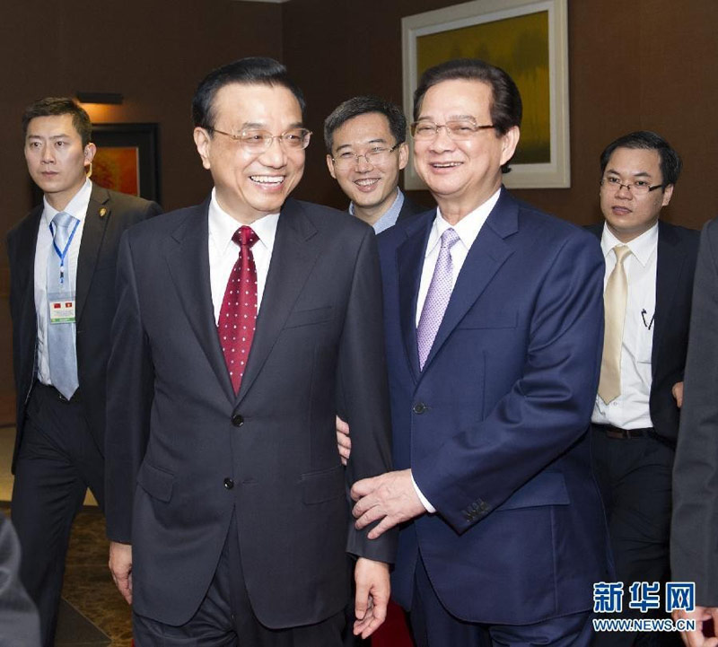 10月15日，中國國務院總理李克強與越南總理阮晉勇在河內(nèi)共同出席中越工商界午餐會，並發(fā)表講話。這是李克強同越南總理阮晉勇步入會場。新華社記者 黃敬文 攝