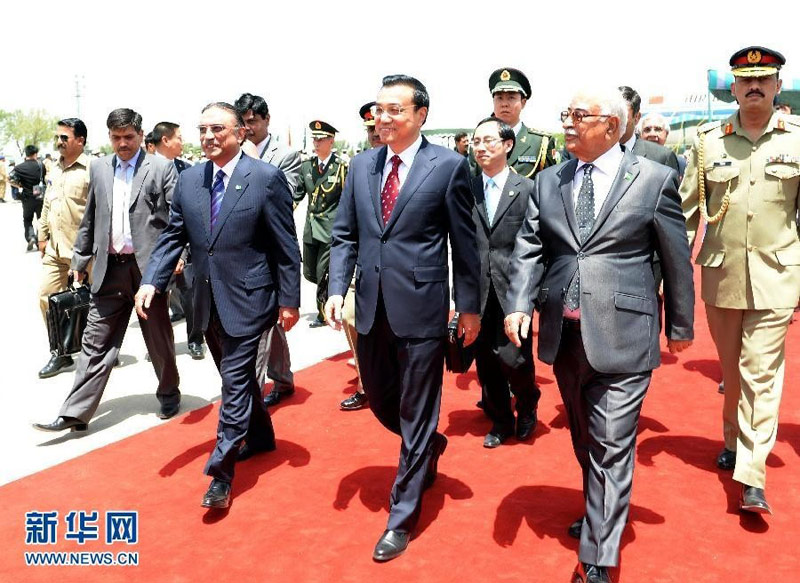 5月22日，中國(guó)國(guó)務(wù)院總理李克強(qiáng)乘專機(jī)抵達(dá)伊斯蘭堡，開(kāi)始對(duì)巴基斯坦進(jìn)行正式訪問(wèn)。巴基斯坦總統(tǒng)扎爾達(dá)裡、總理霍索到機(jī)場(chǎng)迎接。 新華社記者馬佔(zhàn)成 攝
