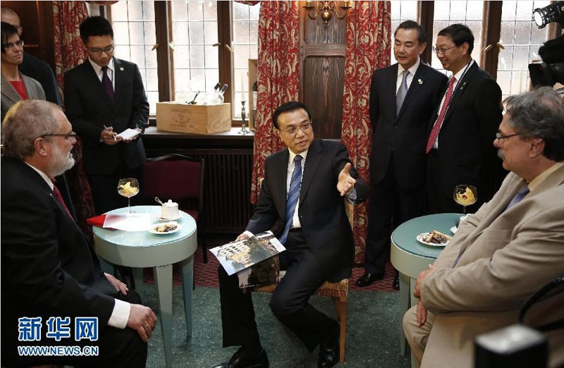 5月26日上午，國務院總理李克強在波茨坦會見斯圖加特德中友好協會主席多爾德（前左一）等老朋友。 新華社記者 鞠鵬 攝