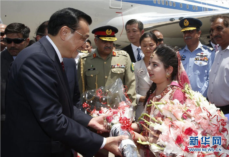 5月22日，中國國務(wù)院總理李克強乘專機抵達伊斯蘭堡，開始對巴基斯坦進行正式訪問。巴基斯坦總統(tǒng)扎爾達裡、總理霍索到機場迎接。這是在機場，身著民族服裝的巴基斯坦兒童向李克強獻上花束。新華社記者 鞠鵬 攝