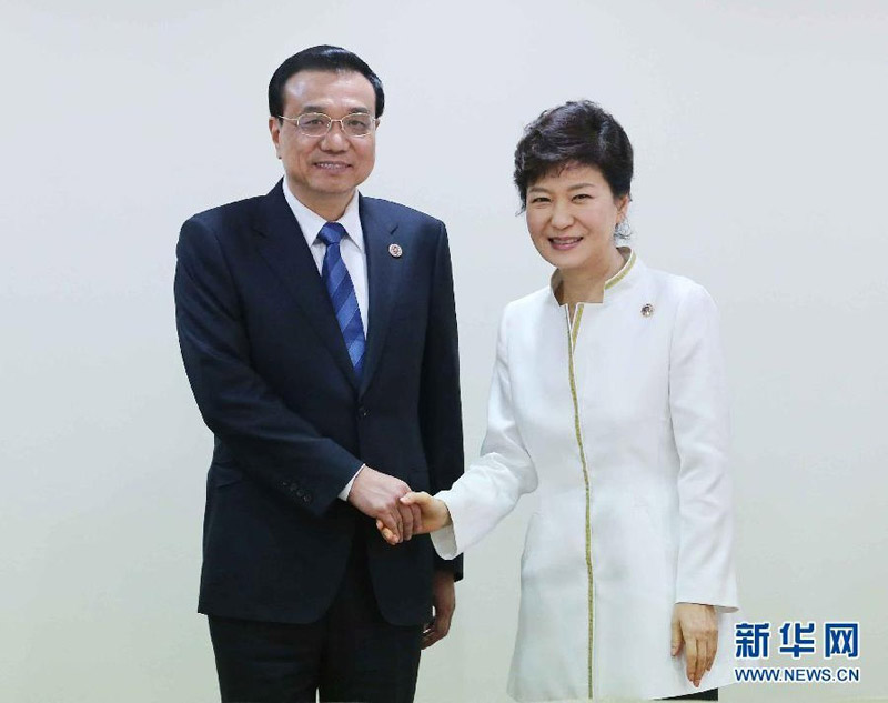 10月10日，正在文萊斯裡巴加灣市出席東亞領導人系列會議的國務院總理李克強會見韓國總統樸槿惠。 新華社記者 劉衛兵 攝