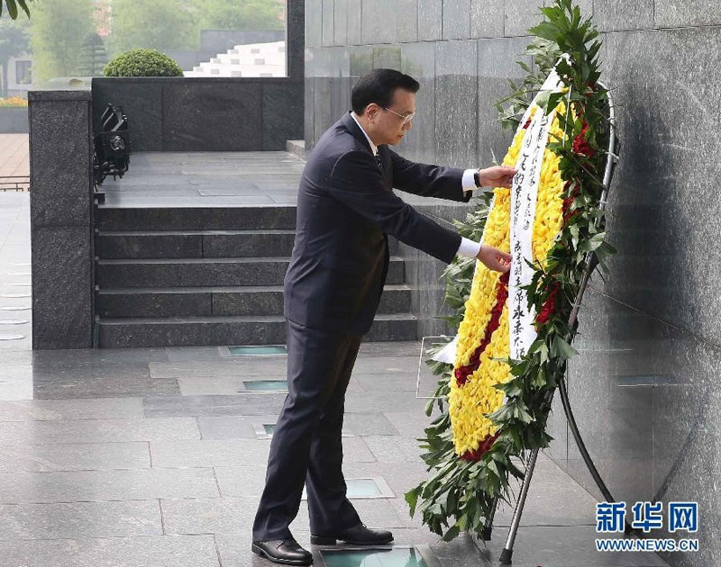 10月14日，中國國務院總理李克強在河內向胡志明陵敬獻花圈。新華社記者 劉衛兵 攝 