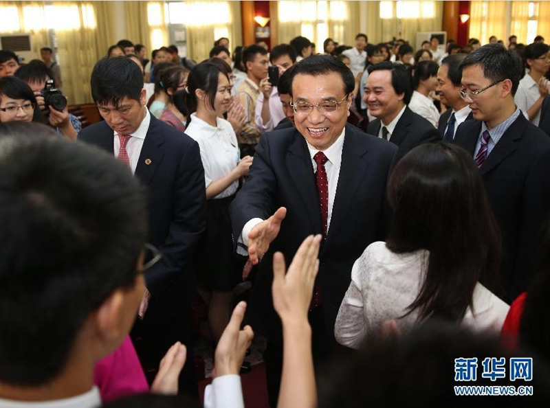 10月15日，中國國務院總理李克強來到越南河內國家大學，同中越兩國青年見面交流。 新華社記者 劉衛兵 攝 