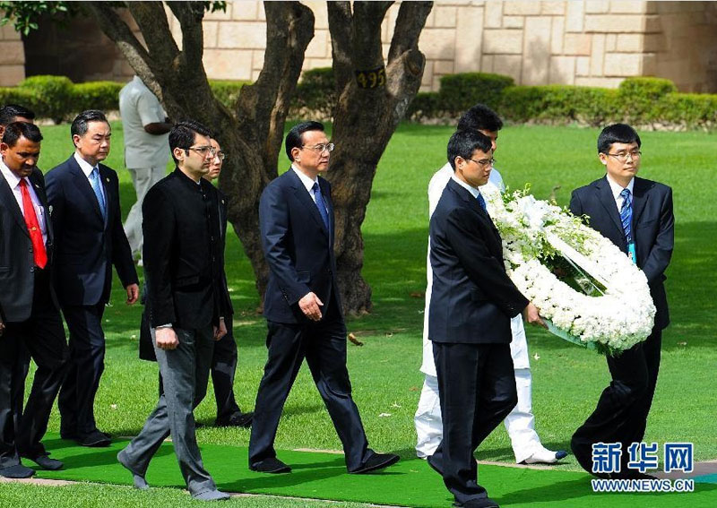 5月20日，中國國務(wù)院總理李克強在新德裡向甘地墓敬獻花圈。新華社記者 李濤 攝