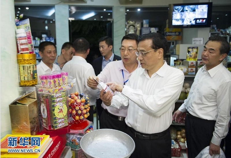 10月14日晚，李克強(qiáng)總理在河內(nèi)下榻飯店旁的西湖畔散步，路旁的一家小商店還亮著燈光，李克強(qiáng)信步走入店鋪。店鋪主人一眼就認(rèn)出了這位客人，喜出望外，說今天還在電視上看到中國總理，沒想到會(huì)來到自己的小店。李克強(qiáng)拿起貨架上的貨品仔細(xì)查看價(jià)格，並詢問主人店鋪經(jīng)營狀況、生意如何、中國游客多不多，小店主人一一作答，店內(nèi)不時(shí)傳出歡快的笑聲。小店即將打烊，李克強(qiáng)挑選了四盒茶、一盒蓮子和一盒果脯，並親手將錢交到店主手中。新華社記者黃敬文攝