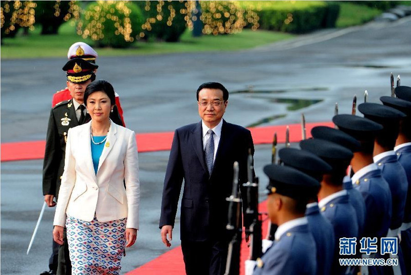 10月11日，國務院總理李克強在曼谷泰國總理府同泰國總理英拉舉行會談。這是會談前，英拉在總理府前廣場為李克強舉行隆重的歡迎儀式。新華社記者黃敬文攝 