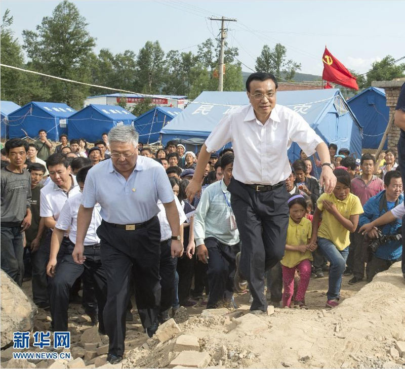 8月17日，中共中央政治局常委、國務院總理李克強來到甘肅岷縣漳縣地震災區考察。這是李克強總理來到海拔2700多米的岷縣重災區梅川鎮永光村看望受災群眾。 新華社記者李學仁攝