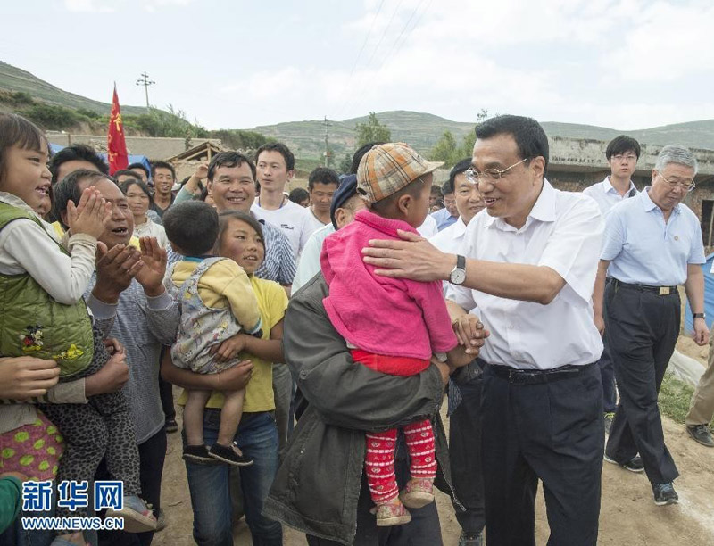 8月17日，中共中央政治局常委、國(guó)務(wù)院總理李克強(qiáng)來(lái)到甘肅岷縣漳縣地震災(zāi)區(qū)考察。 這是李克強(qiáng)總理在岷縣重災(zāi)區(qū)梅川鎮(zhèn)永光村看望受災(zāi)群眾。新華社記者李學(xué)仁攝