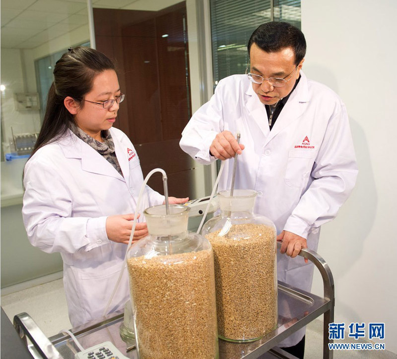 1月15日，中共中央政治局常委、國務院副總理李克強來到國家糧食局科學研究院考察調研，並主持召開座談會。這是在糧科院糧食儲藏實驗室，李克強試用便攜式儲糧危害檢測儀的採樣管。新華社記者 黃敬文 攝