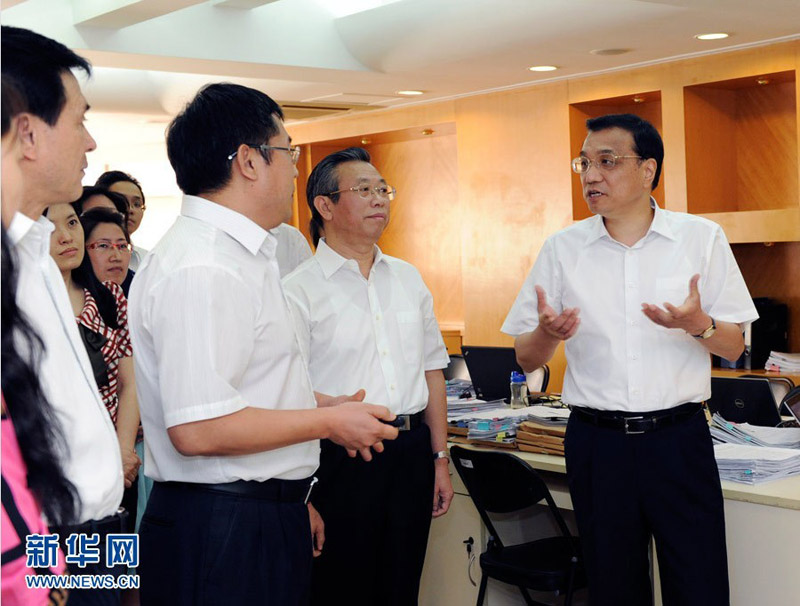 6月17日，中共中央政治局常委、國務院總理李克強在審計署考察並座談。這是李克強在審計署行政事業(yè)審計司了解情況。 新華社記者 饒愛民 攝