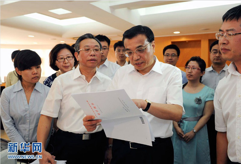 6月17日，中共中央政治局常委、國務院總理李克強在審計署考察並座談。這是李克強在審計署行政事業審計司了解扶貧資金審計情況。 新華社記者饒愛民 攝