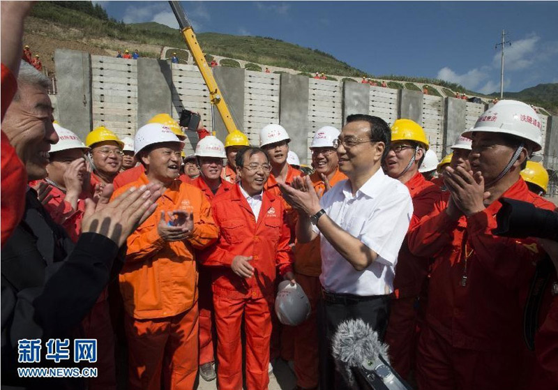 8月17日至19日，中共中央政治局常委、國務院總理李克強到甘肅定西、蘭州考察。這是8月18日，李克強在蘭渝鐵路木寨嶺隧道施工現場考察工程建設情況，看望工人。新華社記者 李學仁 攝