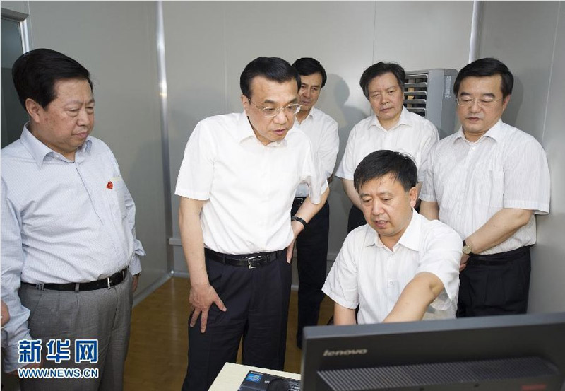 6月7日至8日，中共中央政治局常委、國(guó)務(wù)院總理李克強(qiáng)到河北邯鄲、邢臺(tái)、石家莊考察。這是6月7日，李克強(qiáng)在邯鄲環(huán)境監(jiān)測(cè)站聽取工作人員介紹情況。 新華社記者黃敬文攝