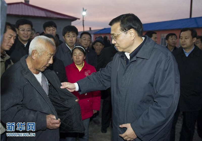 11月4日至6日，中共中央政治局常委、國務院總理李克強在黑龍江同江、撫遠、哈爾濱等地考察。這是4日傍晚，李克強來到同江銀川鄉幸福大院，察看洪災后五保戶和特困戶安置情況。新華社記者黃敬文攝