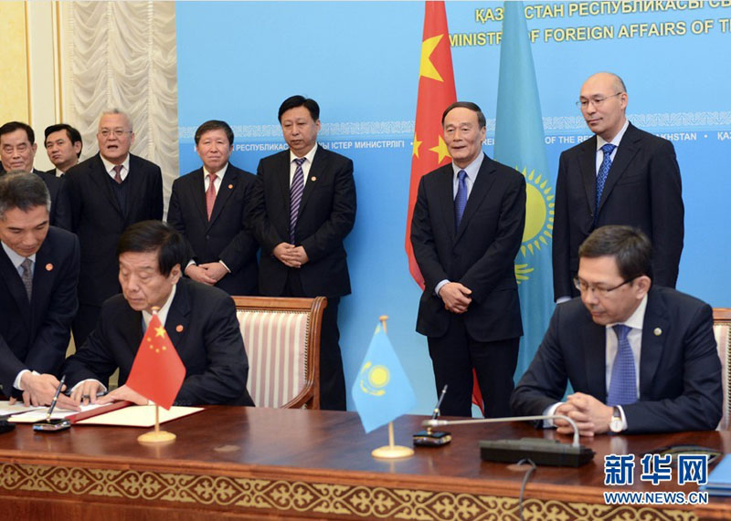 12月8日，中國和哈薩克斯坦合作委員會第六次會議在阿斯塔納舉行。會議由委員會雙方主席國務(wù)院副總理王岐山和哈薩克斯坦副總理克林別托夫共同主持。這是會議后，王岐山和克林別托夫共同出席兩國政府間合作文件簽字儀式。新華社記者 張鐸 攝