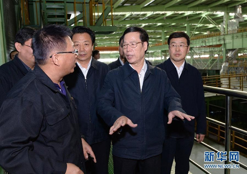 5月13日至14日，中共中央政治局常委、國務(wù)院副總理張高麗赴內(nèi)蒙古自治區(qū)調(diào)研。這是5月13日，張高麗到包鋼寬厚板生產(chǎn)線和無縫鋼管生產(chǎn)線調(diào)研。 新華社記者馬佔成攝