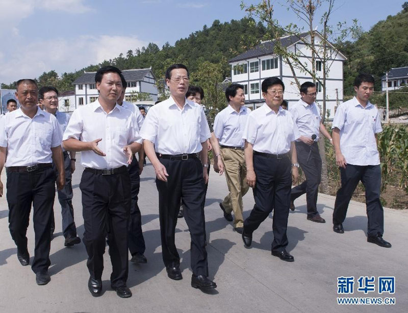 7月20日至21日，中共中央政治局常委、國務(wù)院副總理張高麗在貴州調(diào)研。這是7月21日張高麗在遵義市遵義縣梳池村考察新農(nóng)村建設(shè)情況。新華社記者王曄攝