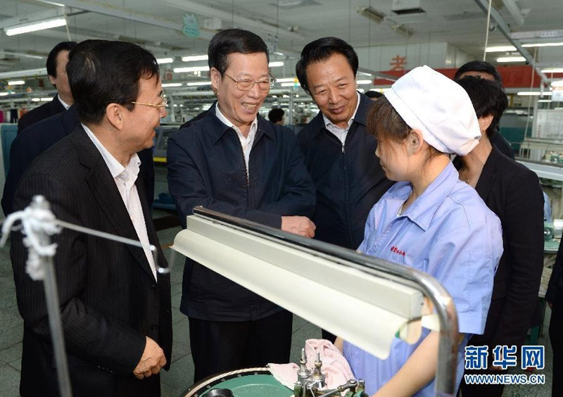 5月13日至14日，中共中央政治局常委、國(guó)務(wù)院副總理張高麗赴內(nèi)蒙古自治區(qū)調(diào)研。這是5月14日，張高麗來(lái)到鄂爾多斯羊絨集團(tuán)調(diào)研時(shí)與一線女工交談，了解其工作和生活情況。 新華社記者馬佔(zhàn)成攝