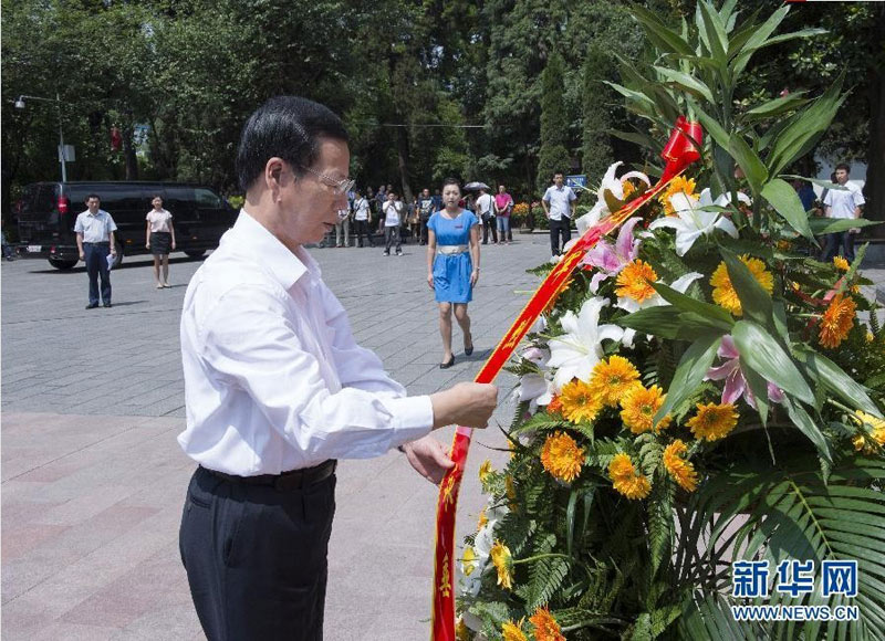 7月20日至21日，中共中央政治局常委、國務院副總理張高麗在貴州調研。這是7月21日張高麗在遵義市紅軍山烈士陵園向紅軍烈士敬獻花籃。新華社記者王曄攝