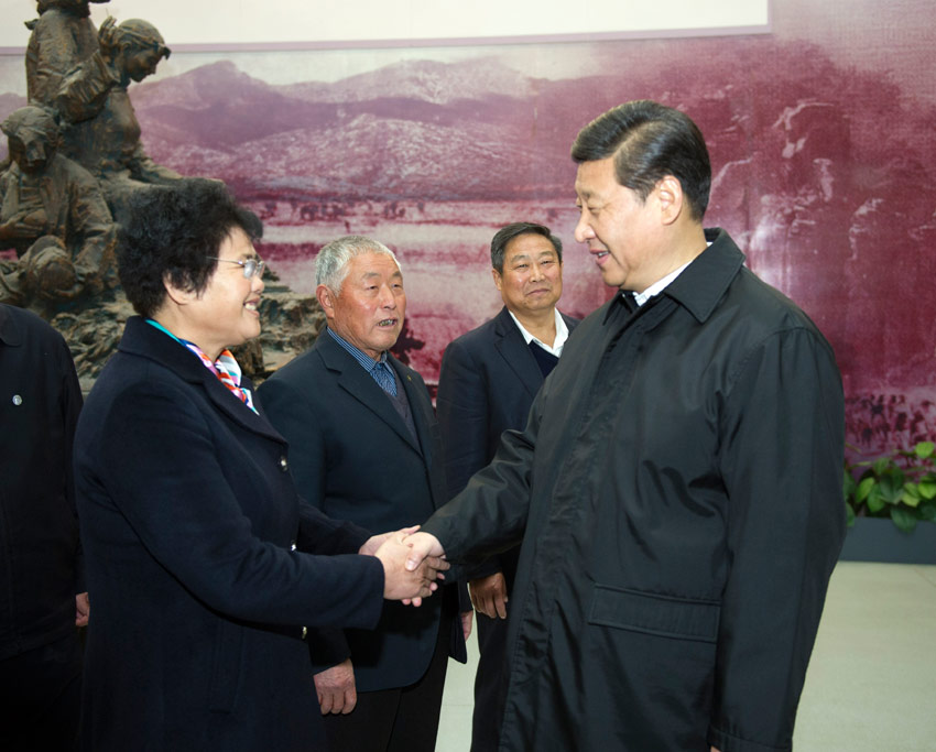 11月24日至28日，中共中央總書記、國家主席、中央軍委主席習近平在山東考察。這是25日上午，習近平在臨沂華東革命烈士陵園參觀沂蒙精神展並會見當地先進模范和當年支前模范后代代表。新華社記者謝環馳攝