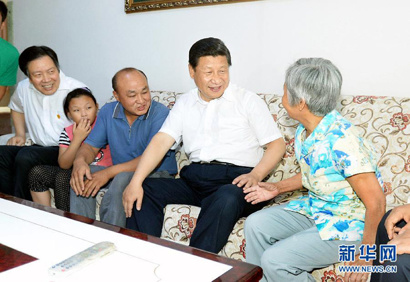 7月11日至12日，中共中央總書記、國家主席、中央軍委主席習近平在河北省調研指導黨的群眾路線教育實踐活動。這是在正定縣塔元莊村村民解建勇（左三）家，習近平同一家三代圍坐一起，詳細詢問家庭收入怎麼樣、孩子書讀得怎麼樣、村裡的公共服務好不好。新華社記者李濤攝