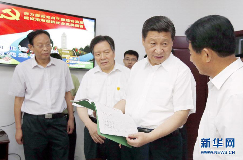 7月11日至12日，中共中央總書記、國家主席、中央軍委主席習近平在河北省調研指導黨的群眾路線教育實踐活動。這是習近平在正定縣塔元莊村了解村裡近年來的發展變化和村黨支部、村委會開展工作的情況。新華社記者鞠鵬攝