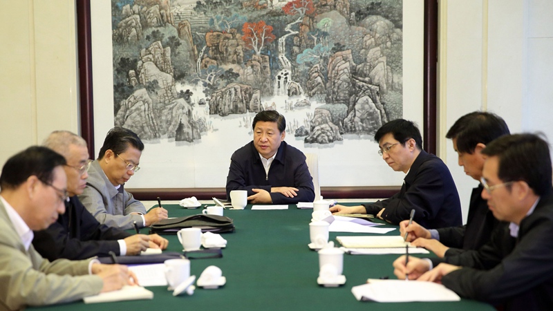 9月23日至25日，中共中央總書記、國家主席、中央軍委主席習近平到黨的群眾路線教育實踐活動聯(lián)系省河北，全程參加並指導(dǎo)省委常委班子專題民主生活會。這是23日上午，習近平聽取中央督導(dǎo)組關(guān)於河北省委教育實踐活動情況匯報。 新華社記者蘭紅光攝