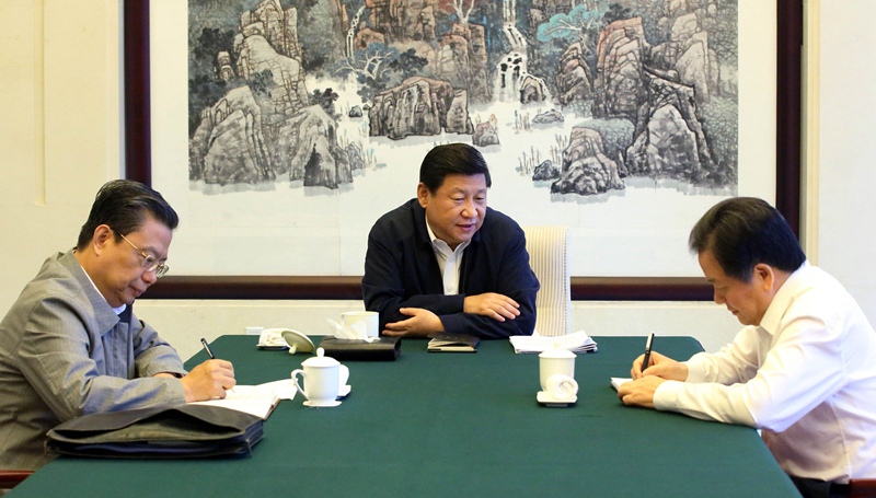 9月23日至25日，中共中央總書記、國家主席、中央軍委主席習(xí)近平到黨的群眾路線教育實踐活動聯(lián)系省河北，全程參加並指導(dǎo)省委常委班子專題民主生活會。這是23日上午，習(xí)近平同河北省委書記周本順談心談話。 新華社記者蘭紅光攝