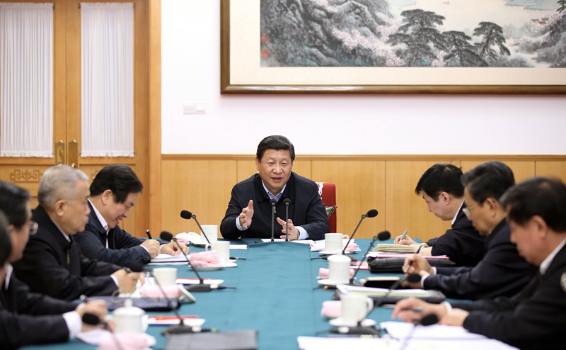 12月9日，中共中央總書記、國家主席、中央軍委主席習(xí)近平在中南海聽取河北省委黨的群眾路線教育實(shí)踐活動(dòng)總體情況匯報(bào)。 新華社記者蘭紅光 攝